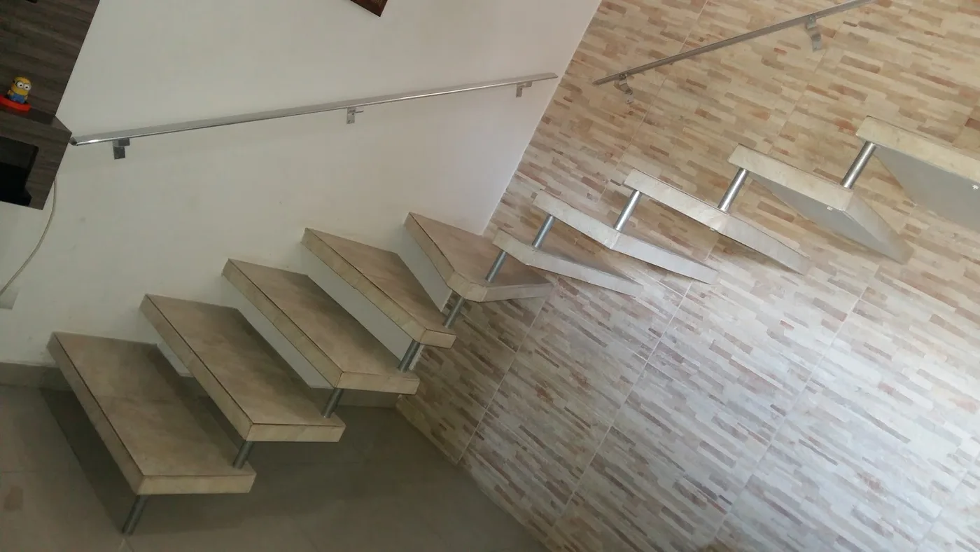 Escada pré-moldada em L finalizada e revestida