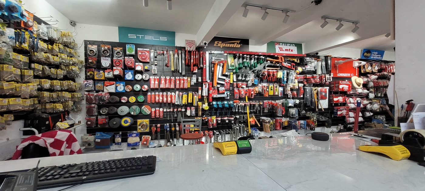 Parede com variedade de ferramentas na loja